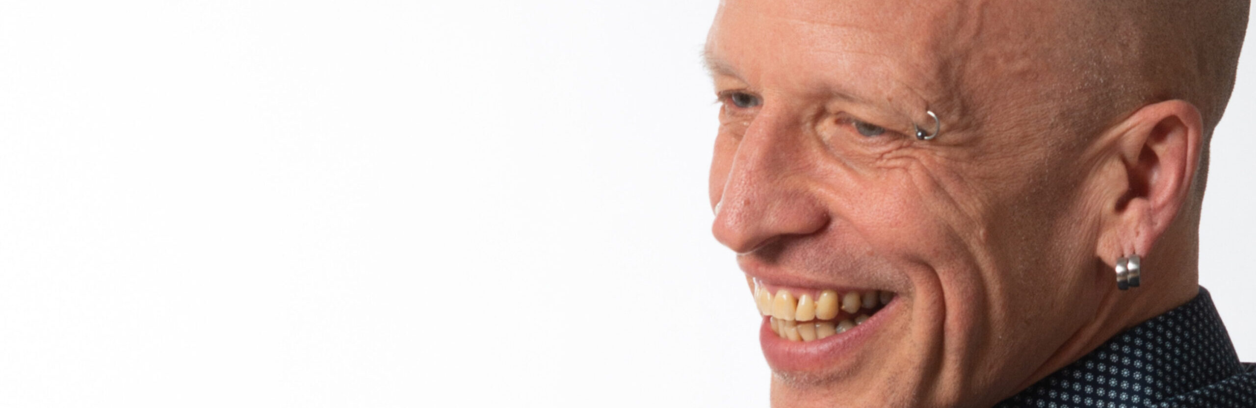Von-der-Seite-Weisser-Hintergrund-Lachen-scaled-e1618477789285